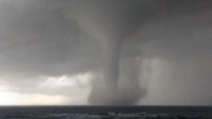 Ελαφονήσι: Το χτύπησε υδροστρόβιλος! – Δείτε το απίστευτο βίντεο